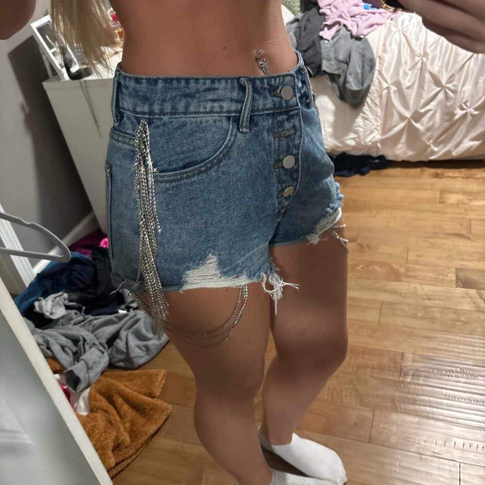 Stylish High-Waisted Denim Shorts with Chain Accent